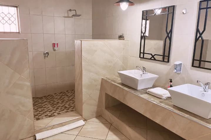 Self-Catering Executive Room bathroom